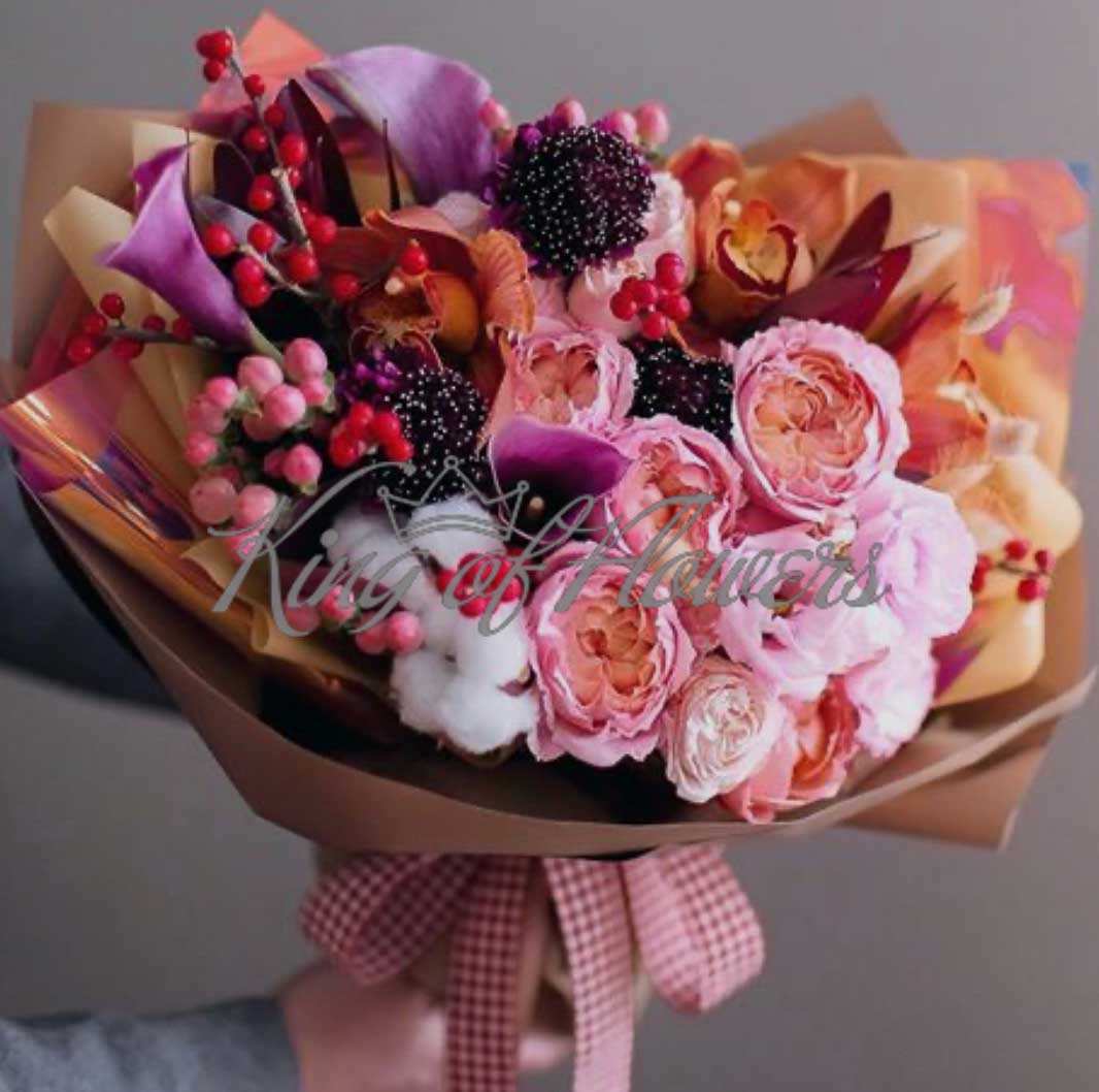 Букет из кустовых пионовидных роз, каллы, орхидей и коробочек хлопка в упаковке