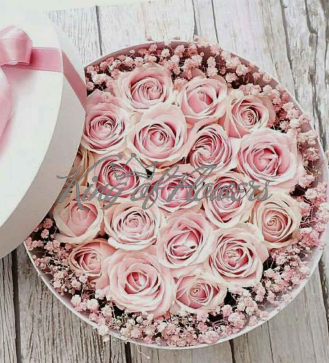 Розовые розы в круглой коробке