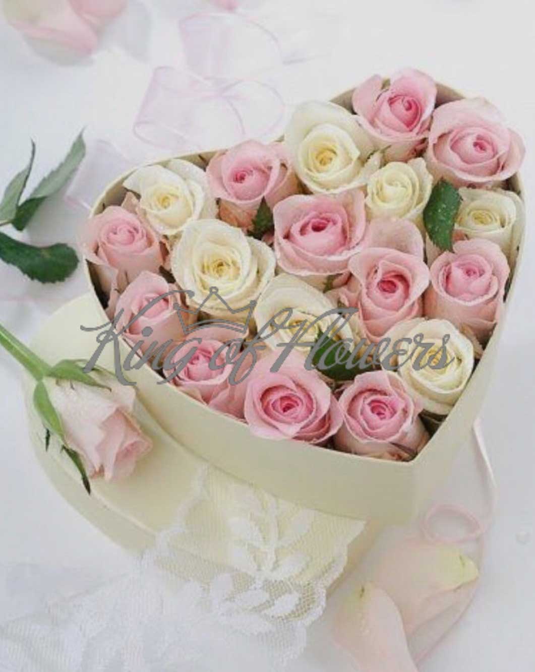 Композиция из белых и розовых роз в шляпной коробке в форме сердца