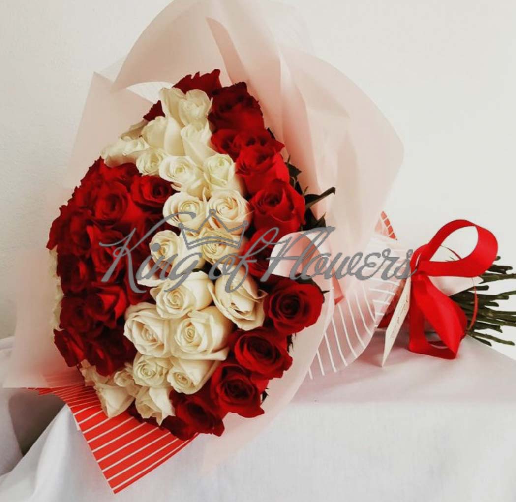 Букет из красных и белых роз в упаковке