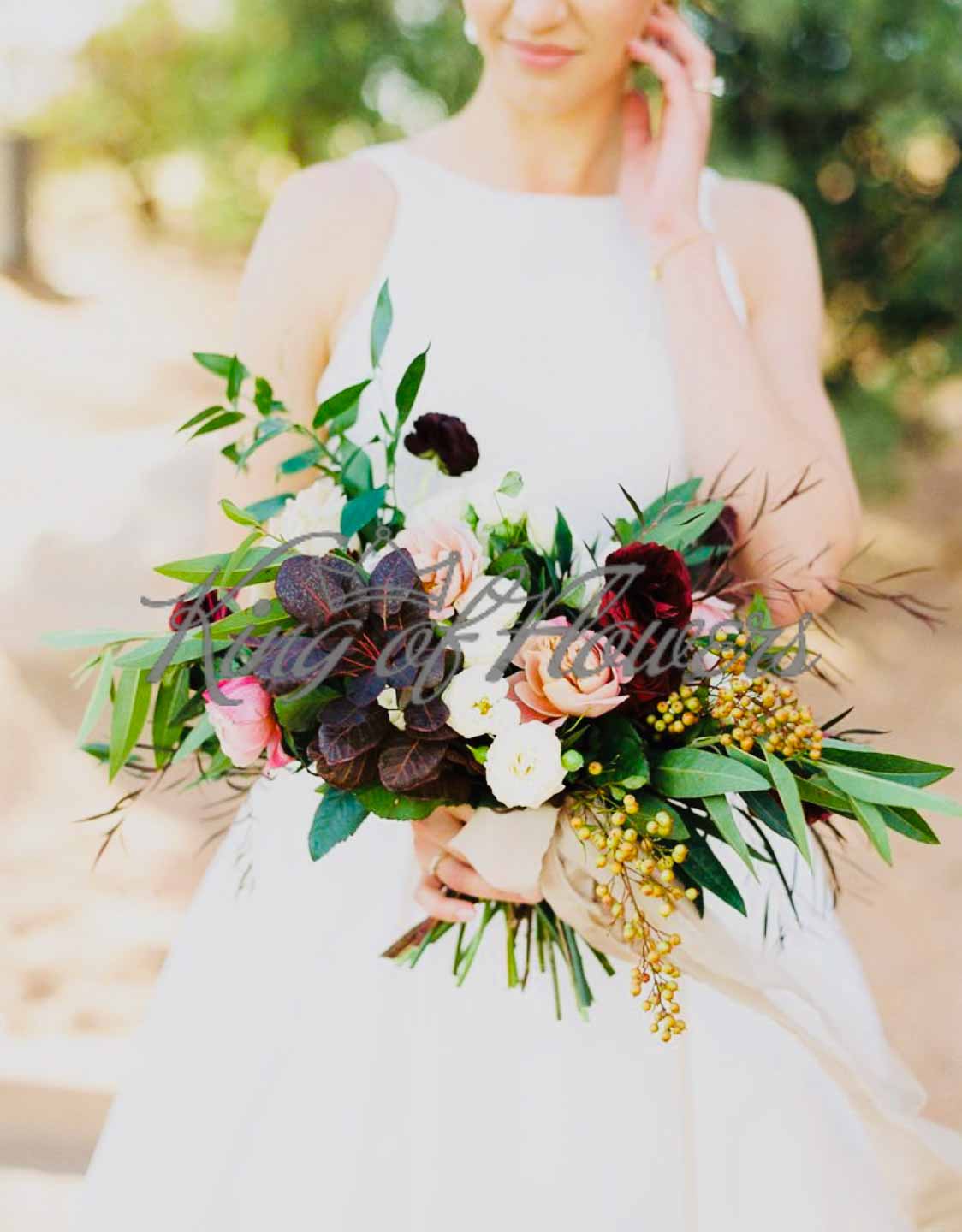 Букет невесты из пионовидных роз, лизиантуса и зелени под ленту