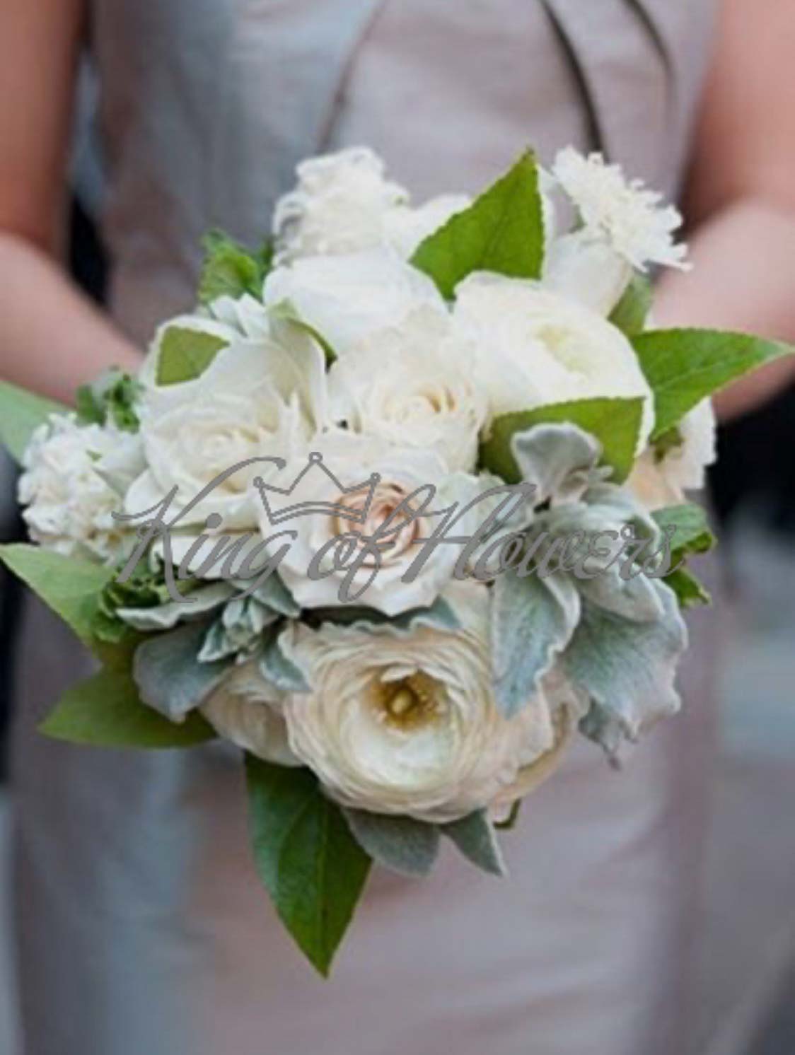 Букет невесты из роз, стахиса и зелени под ленту